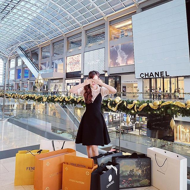 Phong cách khoe hàng hiệu của Hội con nhà giàu Việt tựu trung đều theo 4 gạch đầu dòng này Phong cách khoe hàng hiệu của Hội con nhà giàu Việt tựu trung đều theo 4 gạch đầu dòng này